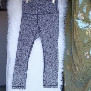 Lululemon leggings, herringbone, black& white above ankle